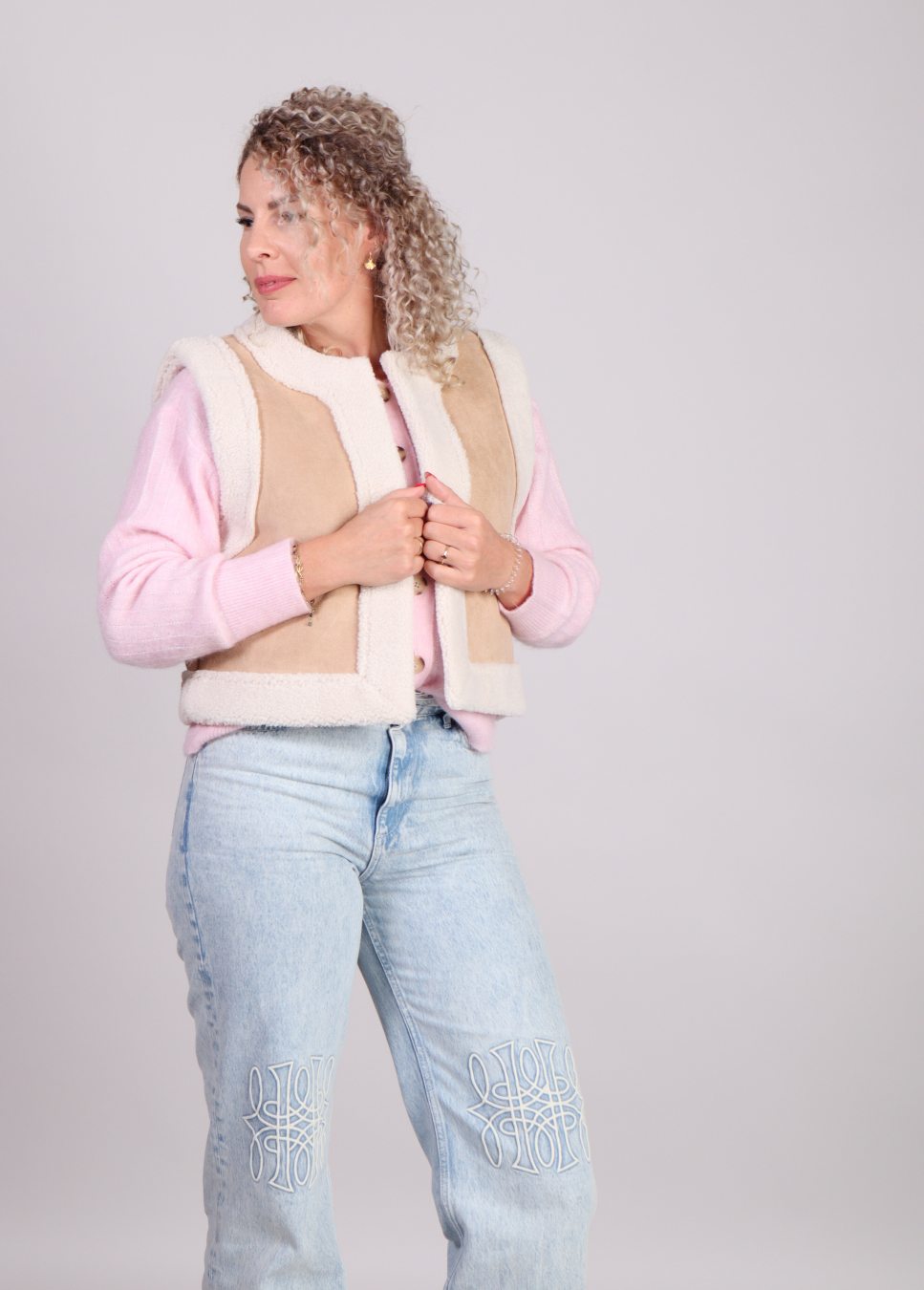 Grace en Mila dames gilet beige Noe op model zijkant voorkant