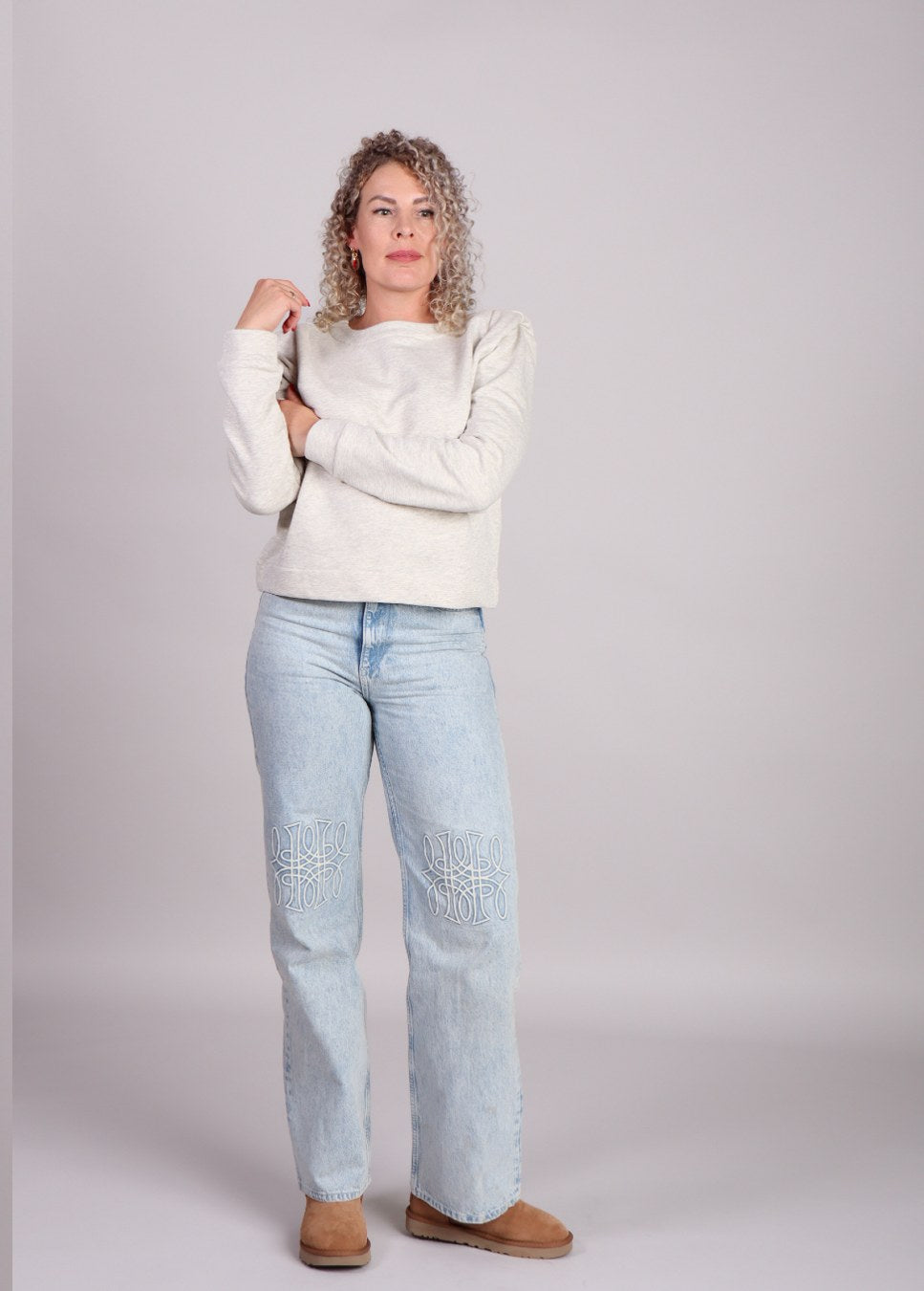 Beige dames sweater Homage voorkant model blauwe jeans