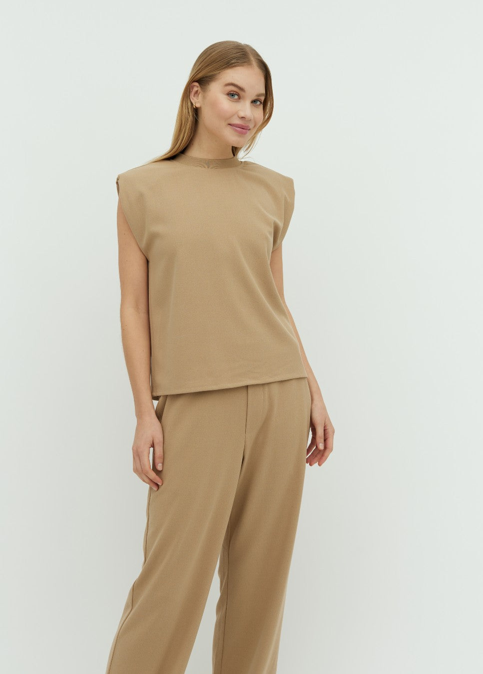 Beige geweven broek van het merk mbyM. De beige pantalon Emmett heeft een elastische tailleband achter, steekzakken en fake achterzakken. De beige pantalon heeft een wide leg fit. Combineer de beige broek met de bijpassende beige top Gianne van mbyM. Shop de  nieuwe collectie dames bij bij dameskleding Boetiek Aniek.