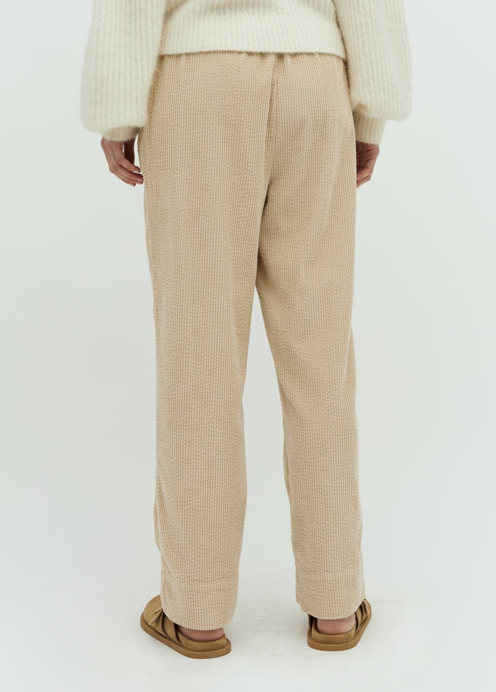 De beige Berinna corduroy broek van het merk mbyM. Deze beige corduroy broek is gemaakt van 100% katoen, heeft een losse pasvorm, elastische tailleband, steekzakken. Combineer de beige corduroy broek met het bijpassene beige corduroy jasje. Shop de nieuwe collectie dames broeken, mbyM broeken bij Boetiek Aniek.