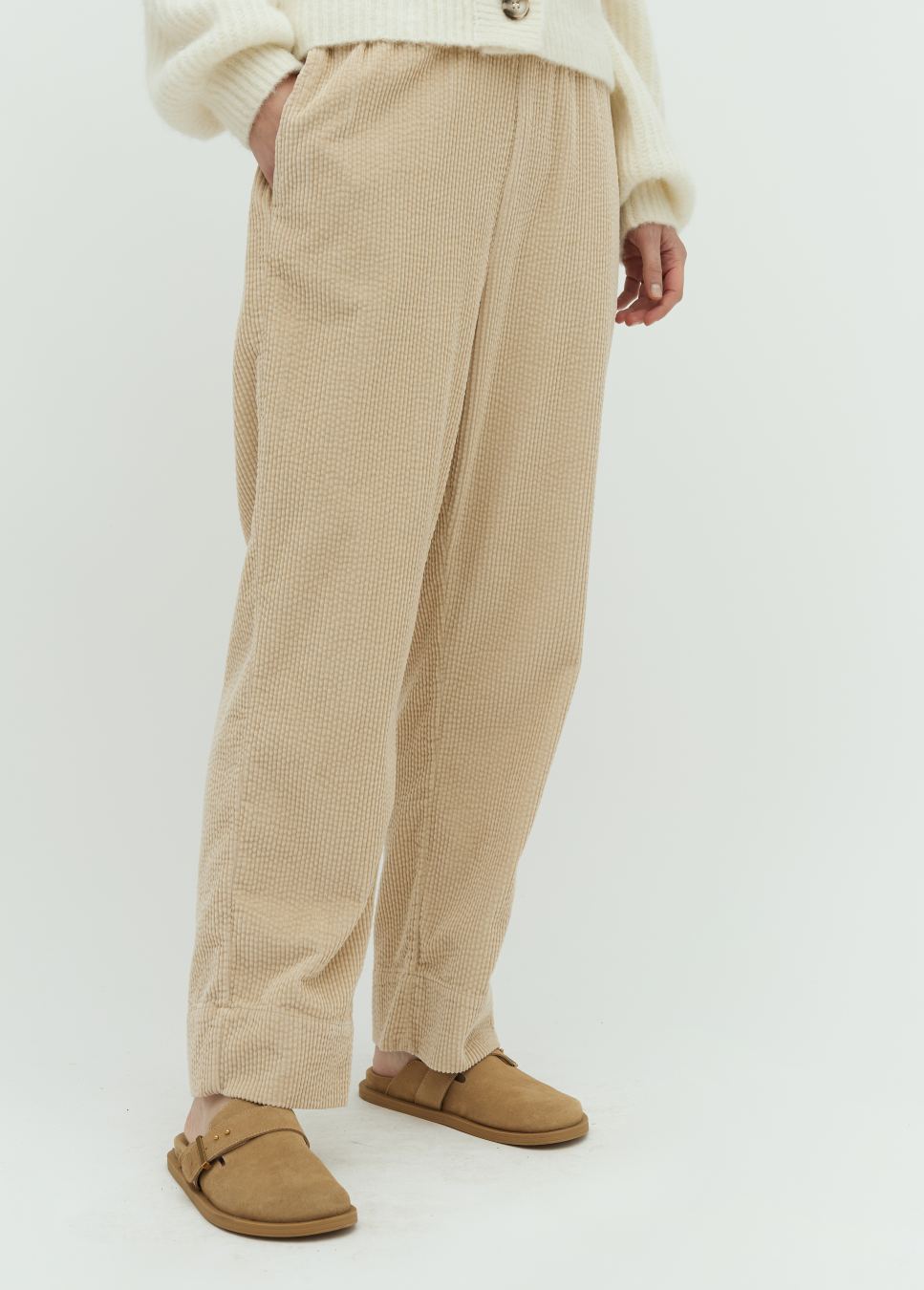 De beige Berinna corduroy broek van het merk mbyM. Deze beige corduroy broek is gemaakt van 100% katoen, heeft een losse pasvorm, elastische tailleband, steekzakken. Combineer de beige corduroy broek met het bijpassene beige corduroy jasje. Shop de nieuwe collectie dames broeken, mbyM broeken bij Boetiek Aniek.