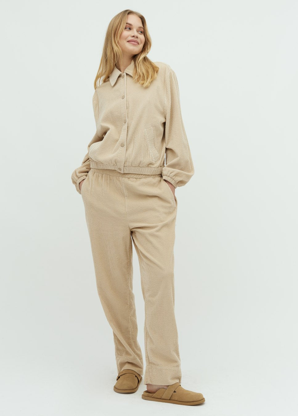 De beige Berinna corduroy broek van het merk mbyM. Deze beige corduroy broek is gemaakt van 100% katoen, heeft een losse pasvorm, elastische tailleband, steekzakken. Combineer de beige corduroy broek met het bijpassene beige corduroy jasje. Shop de nieuwe collectie dames broeken, mbyM broeken bij Boetiek Aniek.