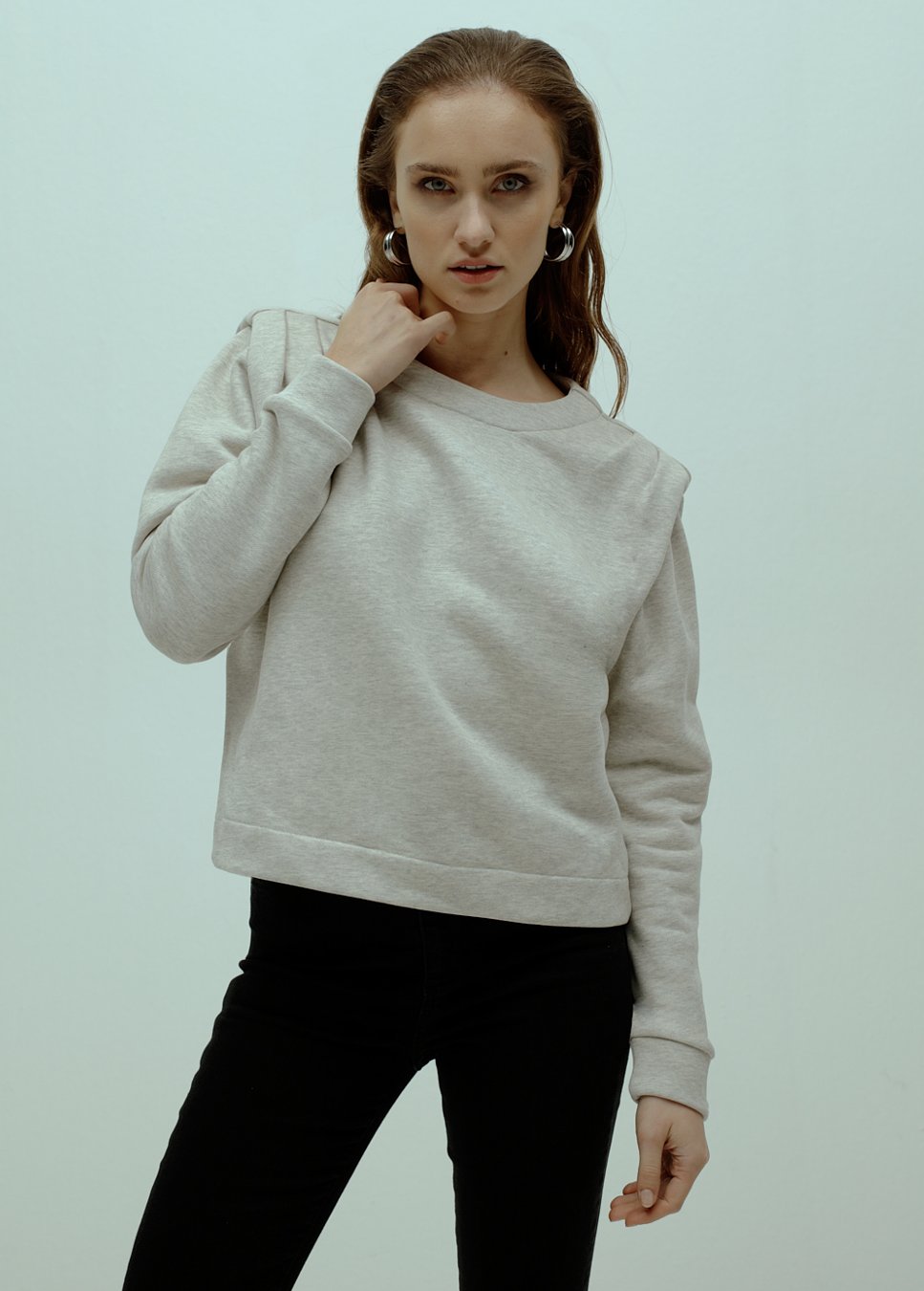 Beige dames sweater Homage op model voorkant