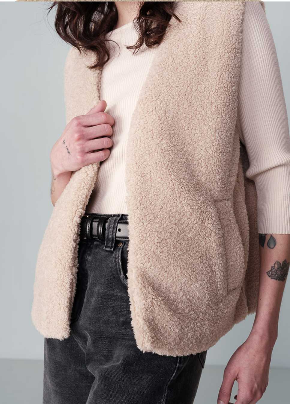 Beige teddy gilet van het merk Grace & Mila. Draag het beige teddy gilet  Niu over een dunne trui of blouse met jeans voor een comfy casual look of combineer het gilet op een maxi-jurk. Shop de nieuwe dameskleding collectie van Grace & Mila. Dames gilets, teddy gilets, suede gilets, imitatie schaap bij Boetiek Aniek.