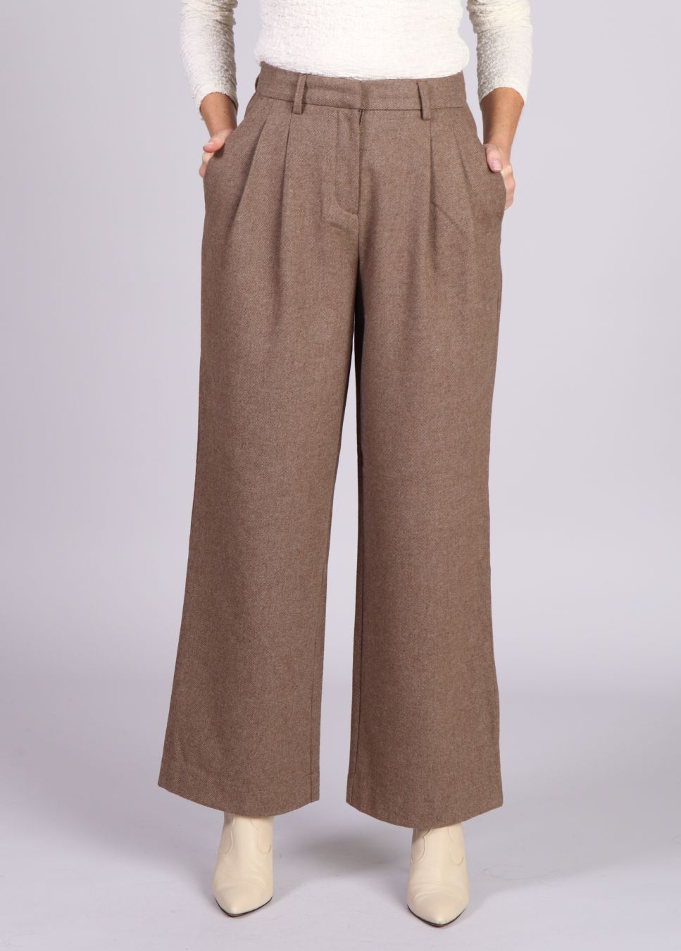 MSCH Copenhagen pantalon Jennabella dames beige wolmix op model