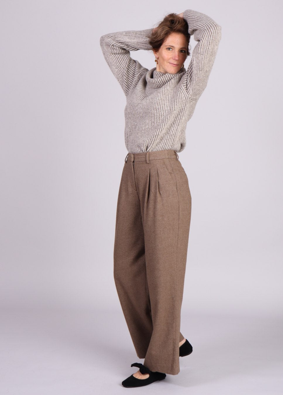 Jennabella dames wolmix pantalon MSCH Copenhagen  met taupe trui op model