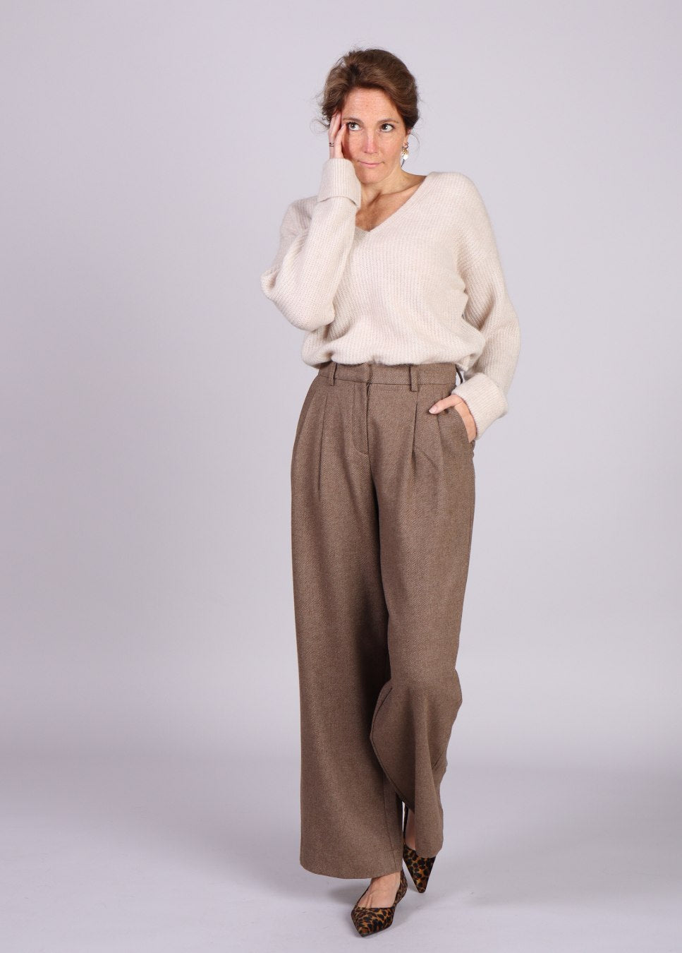 Beige wolmix dames pantalon MSCH Copenhagen Jennabella op model voorkant staand