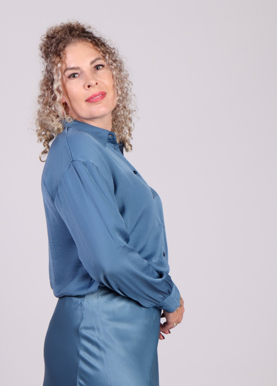 Zijkant model met de blauwe sandeline maluca dames msch copenhagen blouse 