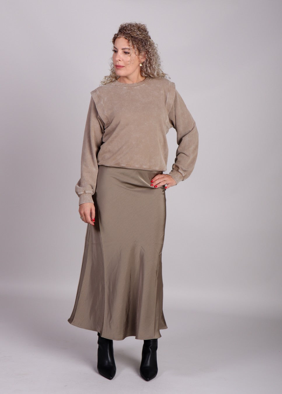 mbym rok maila beige champagne op model wegkijkend voorkant met beige trui