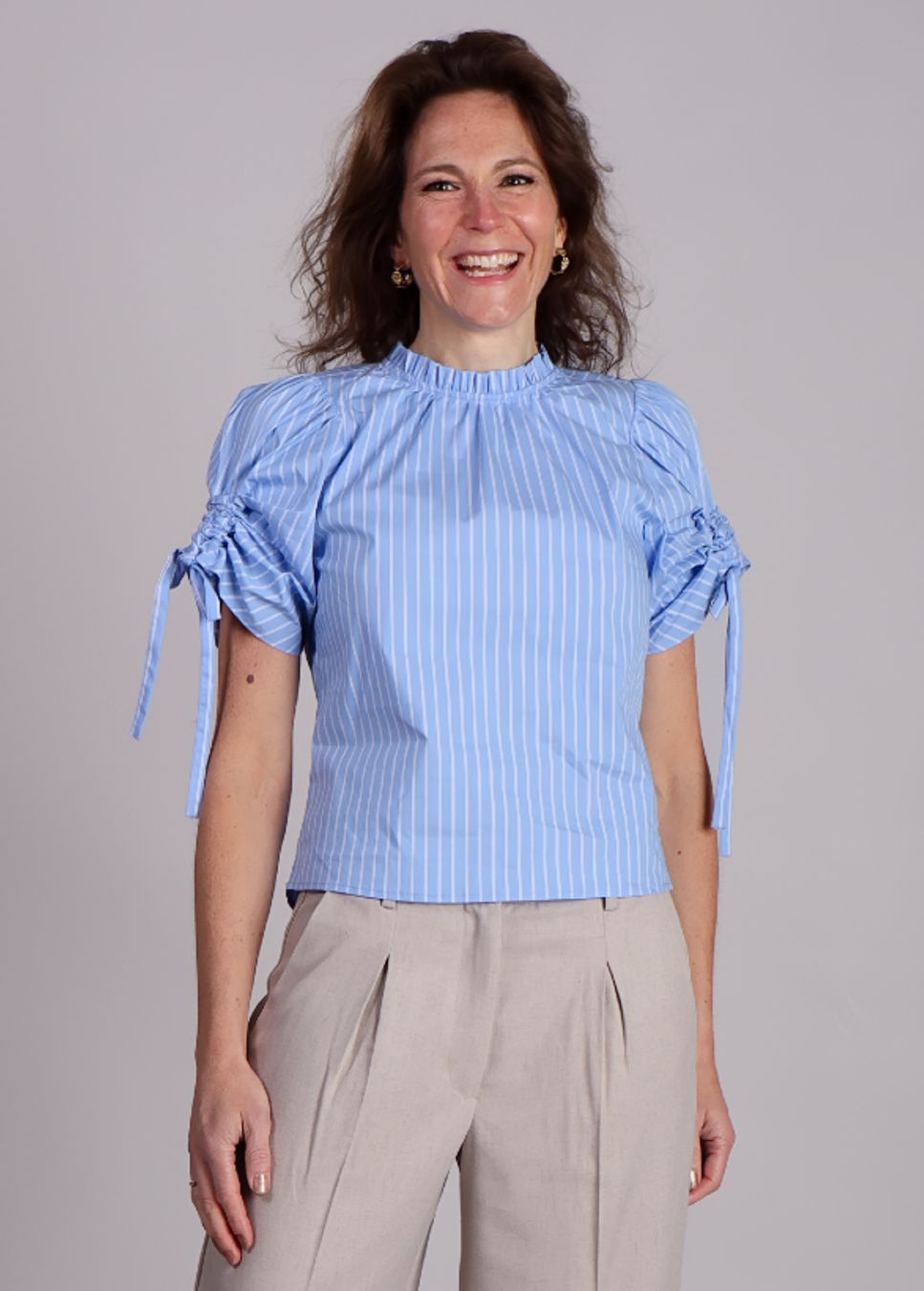 Co'couture diviaCC blouse met puff, strepen blauw wit van kleur op model close up