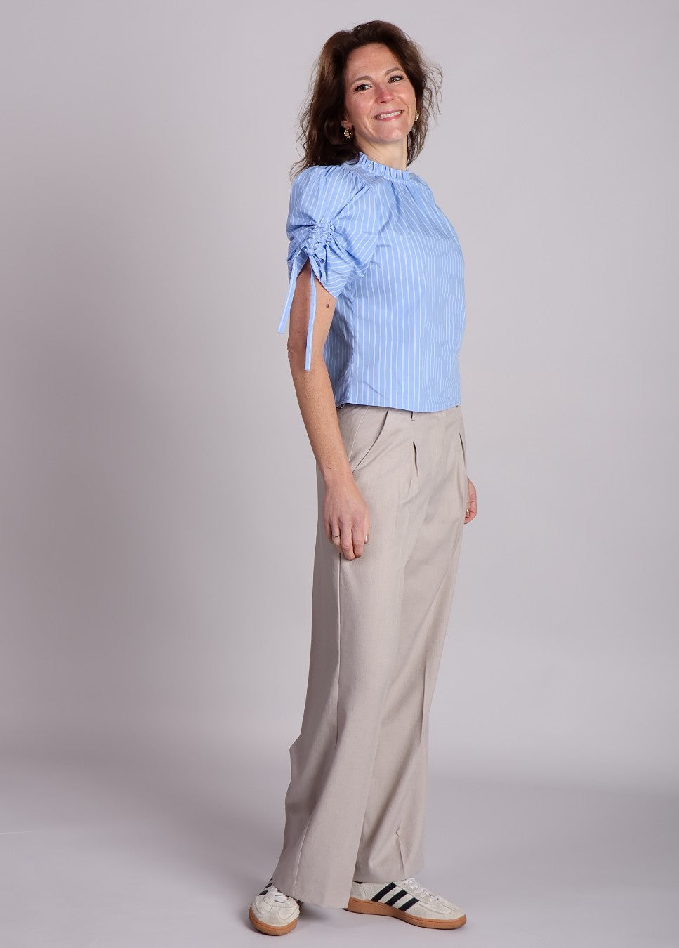 blauwe witte blouse Co couture diviaCC  met puff mouwen op model voorkant