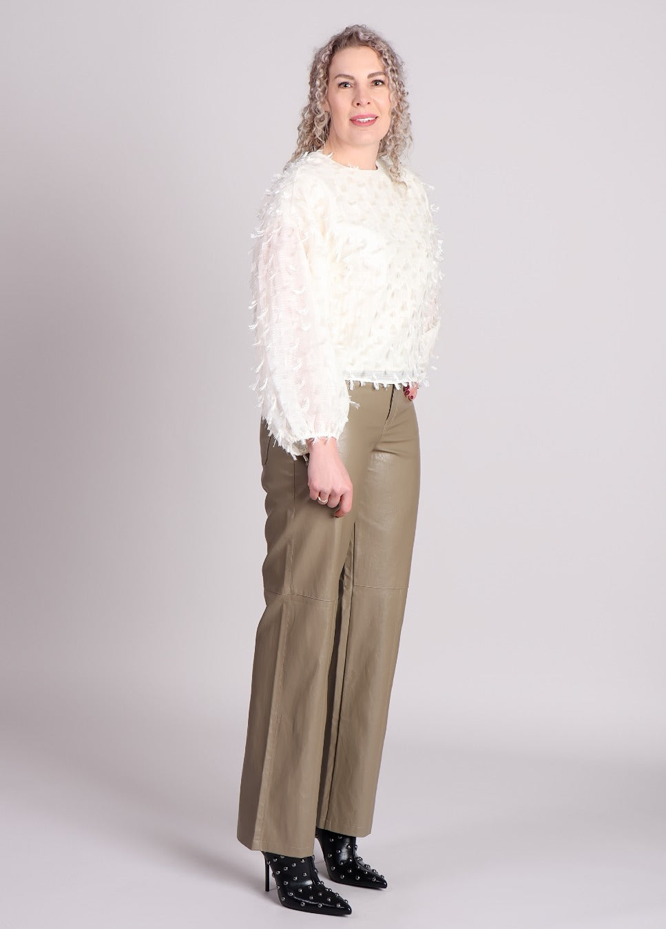 co couture blouse fozzycc met details wit, off white op model staand voorkant