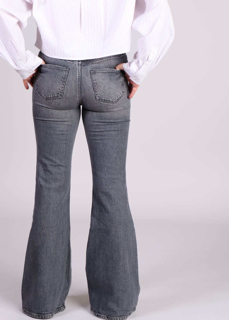 Homage flared jeans grijs angelina op model achterkant