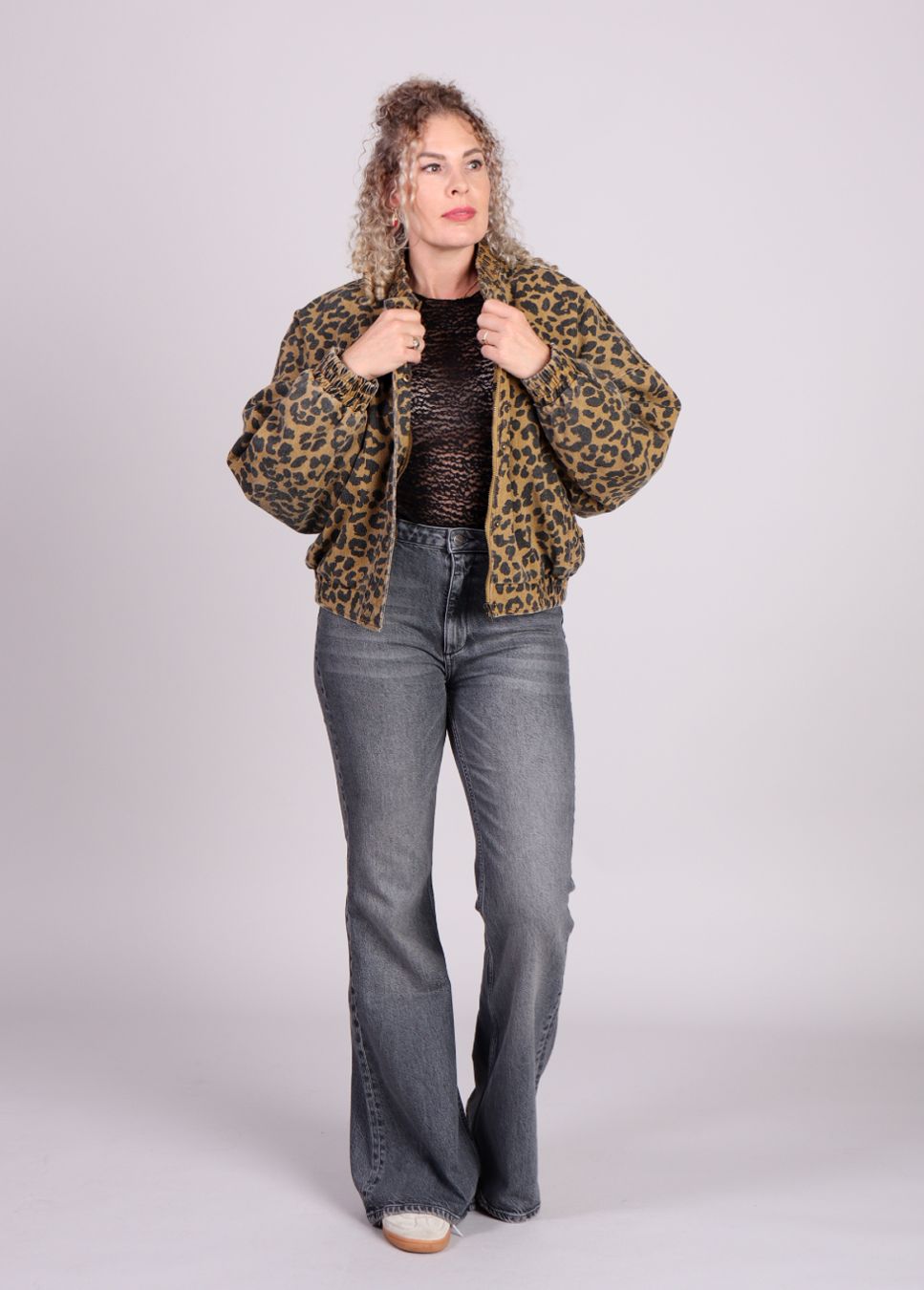 Grijze dames homage flared jeans angelina op model voorkant met print bomber