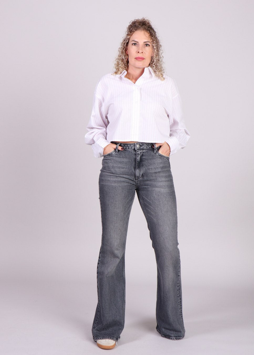 grijze flared dames homage jeans Angelina voorkant model