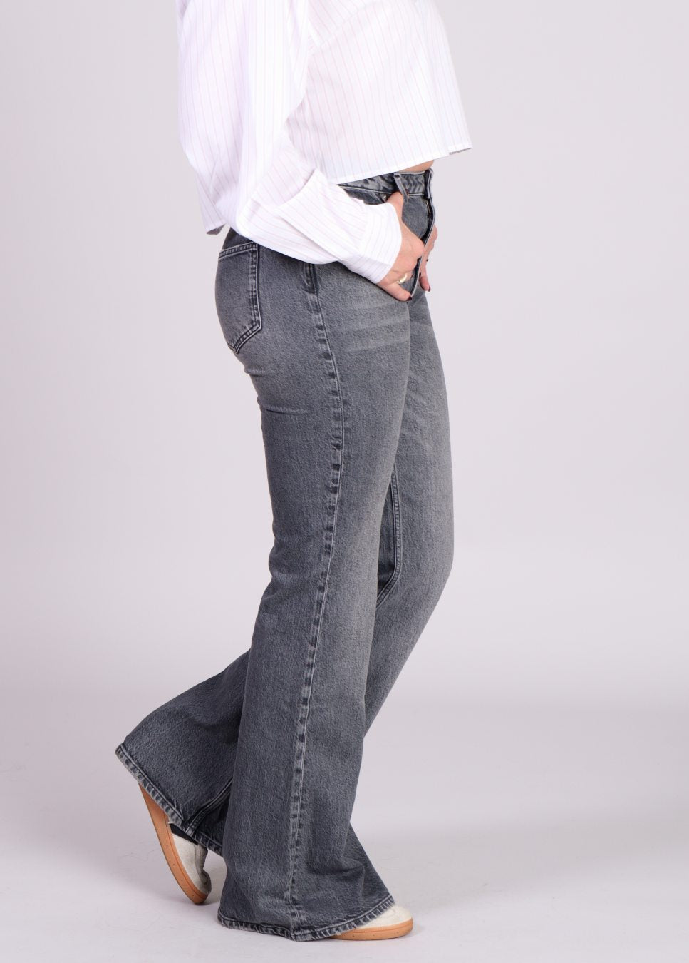 Close up zijaknt homage jeans flared angelina grijs op model