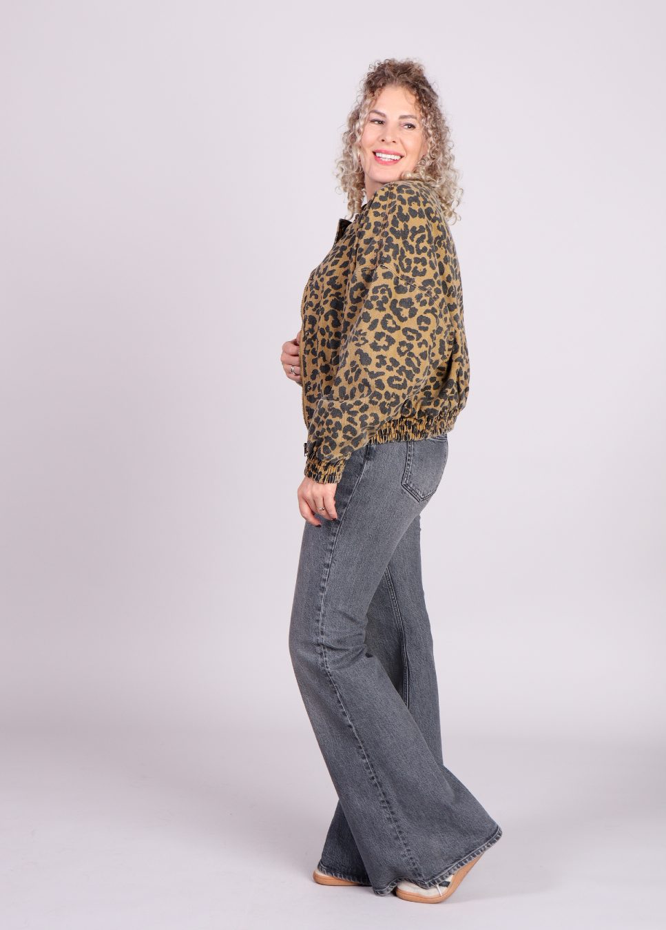 Zijkant model flared dames jeans homage angeline met print bomber