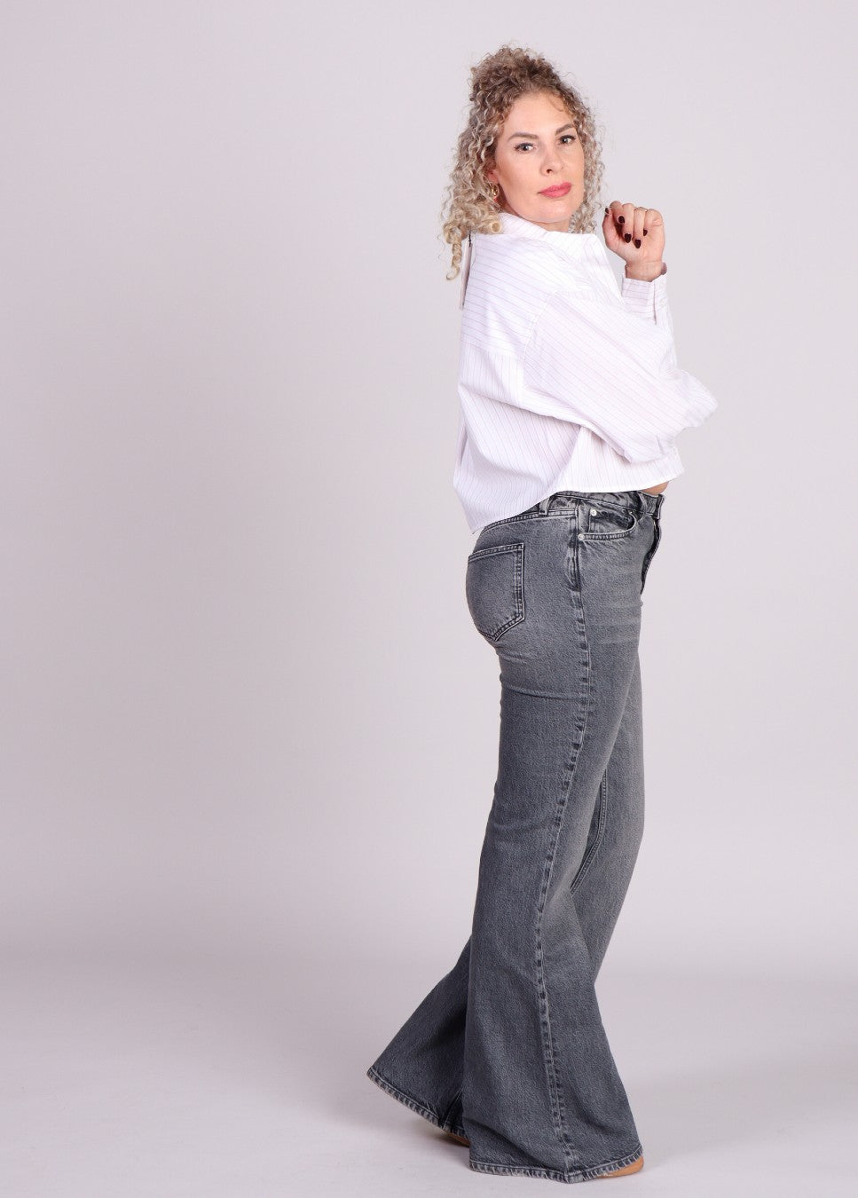 donkergrijze jeans homage flared zijkant model met witte blouse