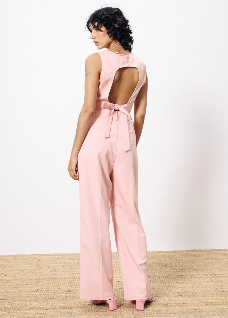 Adassa FRNCH pantalon roze op model achterkant