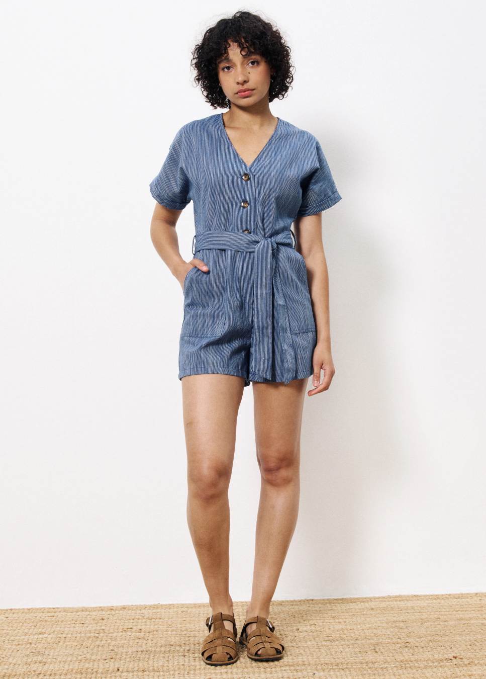 FRNCH Adila playsuit linnen gestreept patroon met afneembare strik blauw van kleur op model