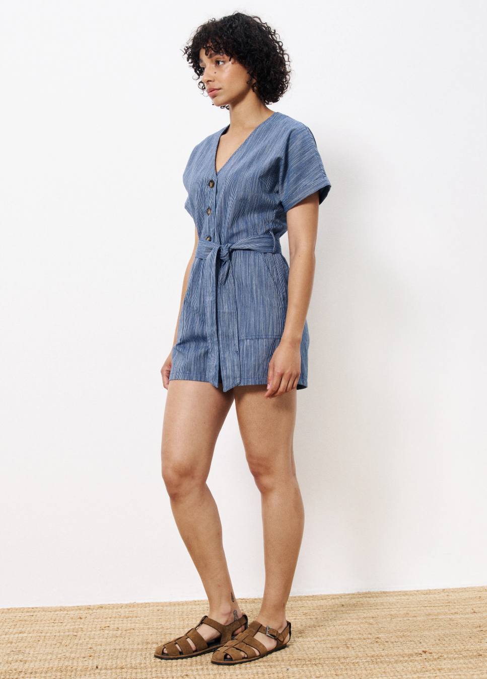 FRNCH linnen playsuit adila getreept blauw motief met strik en knopen zijaanzicht