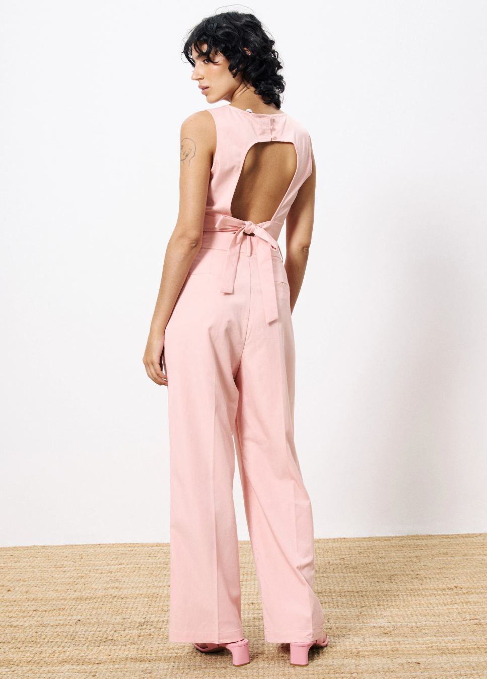 FRNCH roze top lola mouwloos cropped met open rug en strik op model achterkant staand.