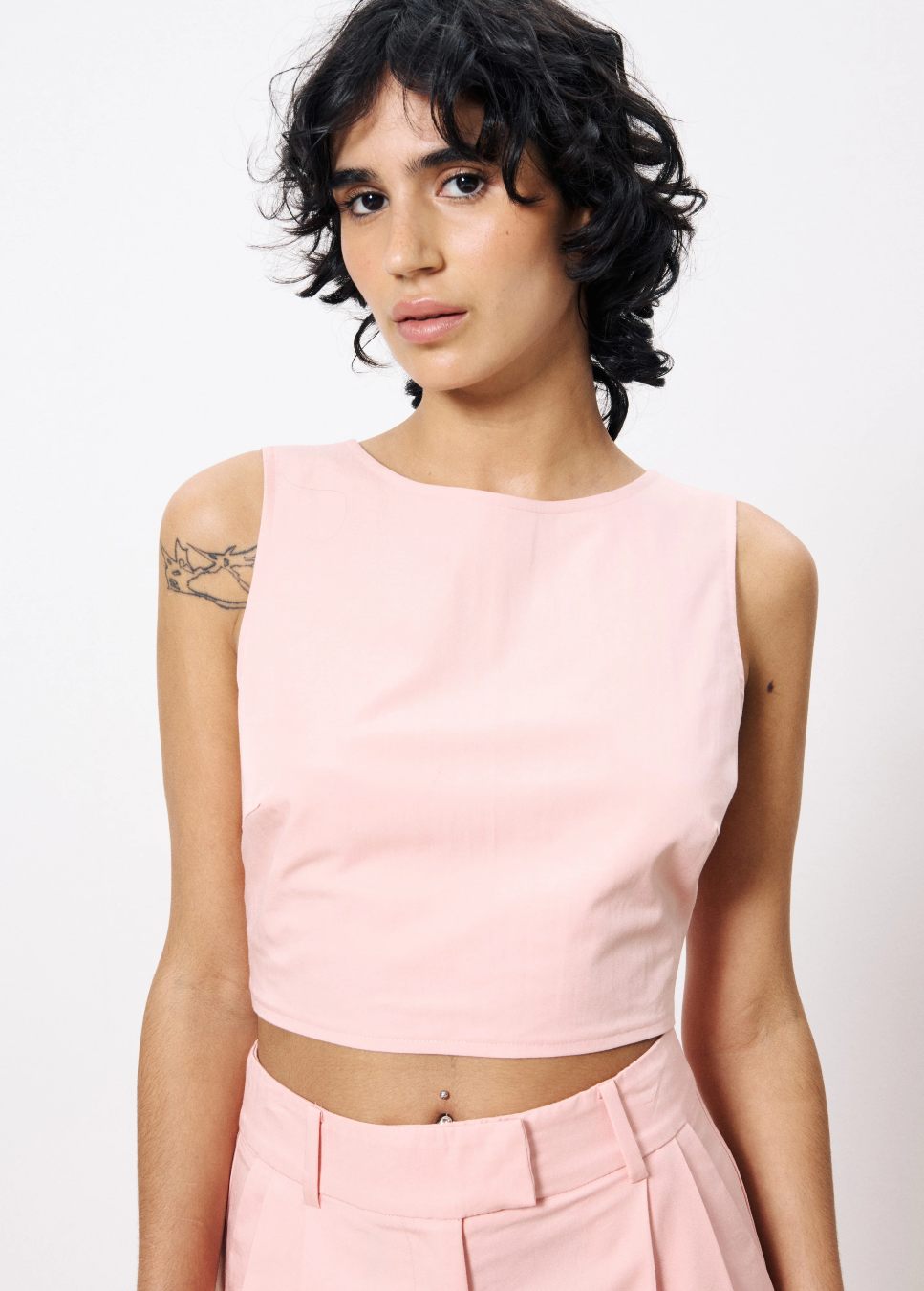 FRNCH top lola mouwloos cropped open rug roze op model voorkant.