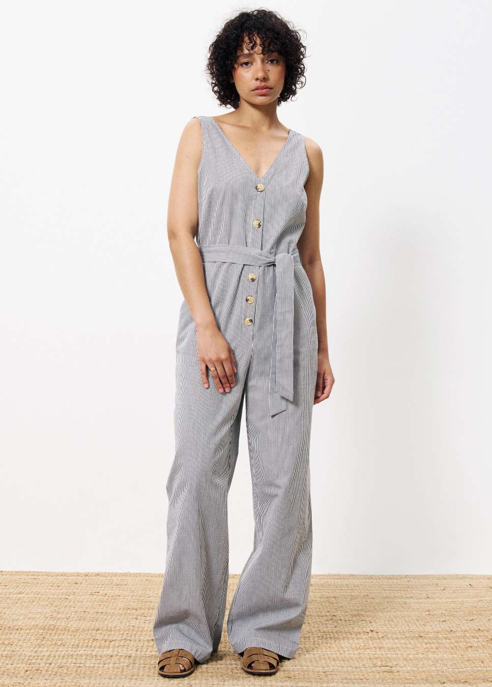 FRNCH maddie jumpsuit gestreept motief, v hals voor en achter beige van kleur op model voorkant