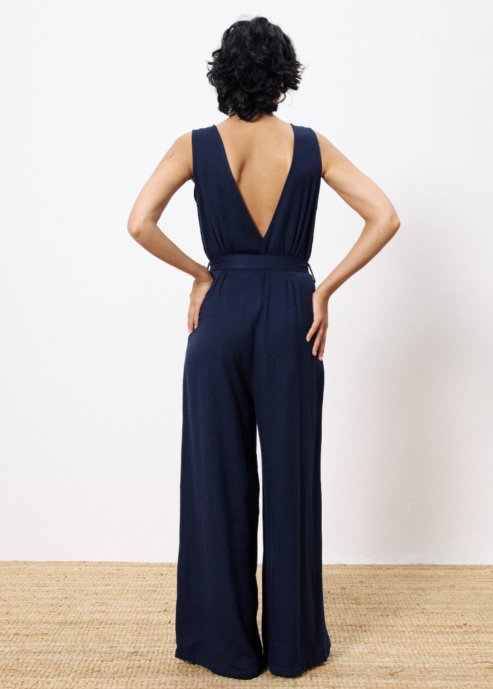 FRNCH pakize blauwe jumpsuit met strik en v hals achterkant model