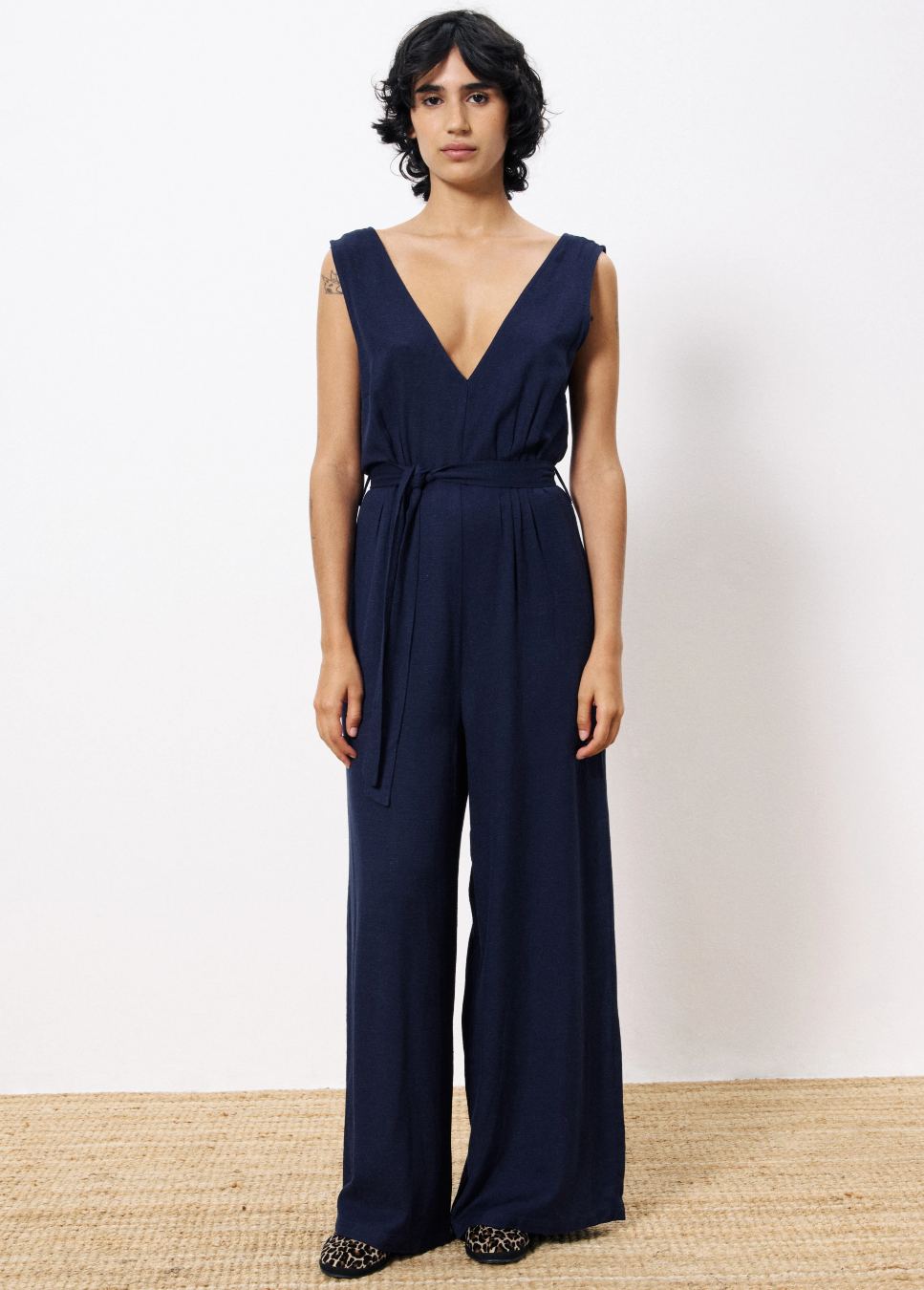 FRNCH pakize jumpsuit met v-hals, afneembare strikceintuur blauw van kleur op model voorkant