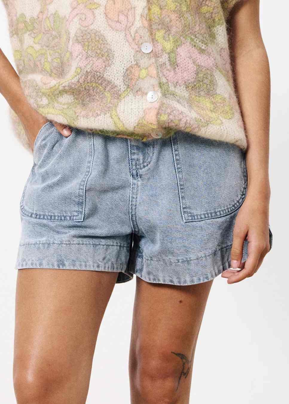 denim short frnch pascalie korte broek blauw relaxte fit close up op model