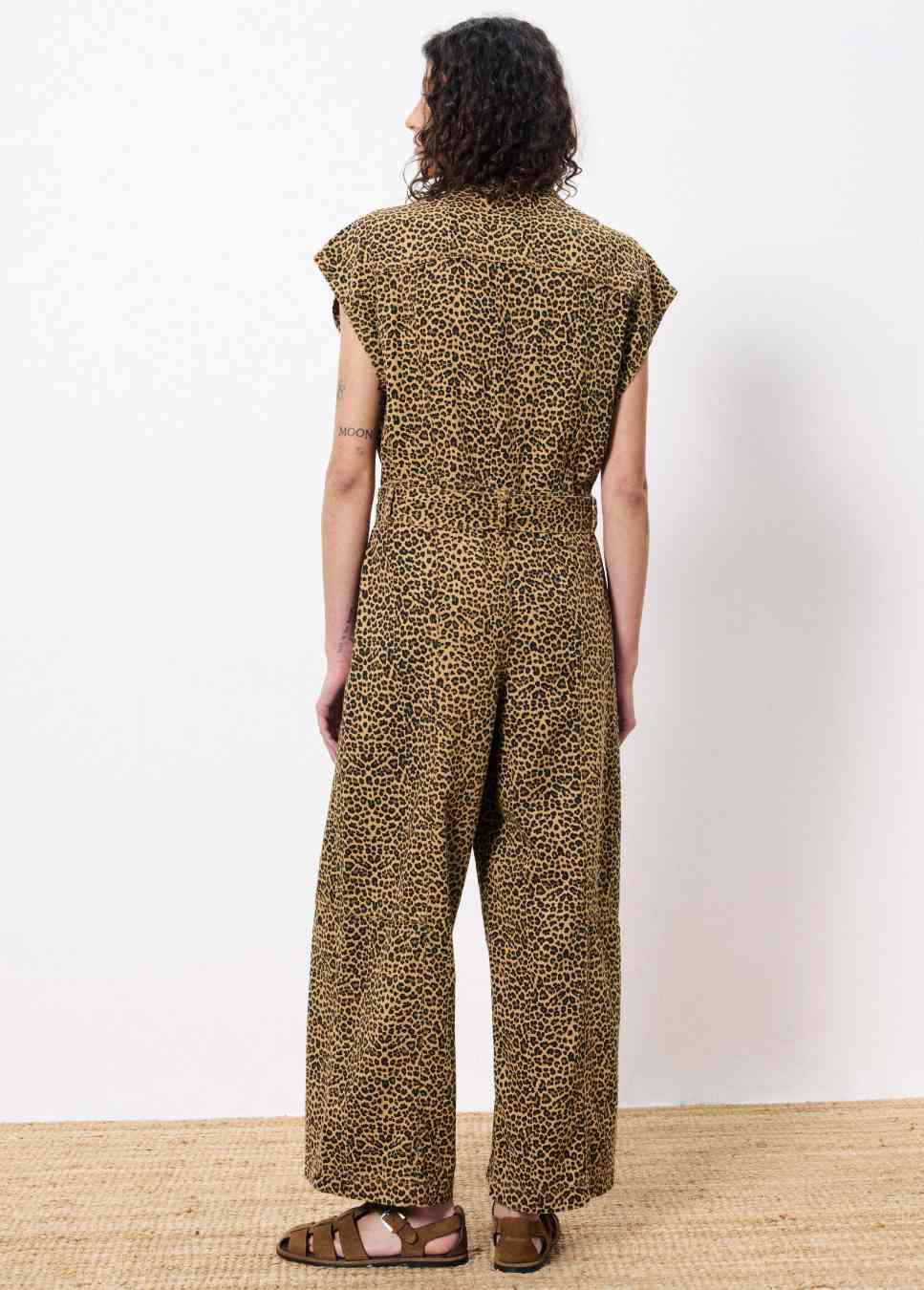 luipaard print jumpsuit FRNCH scheila, achterkant, met strikceintuur en mouwloos