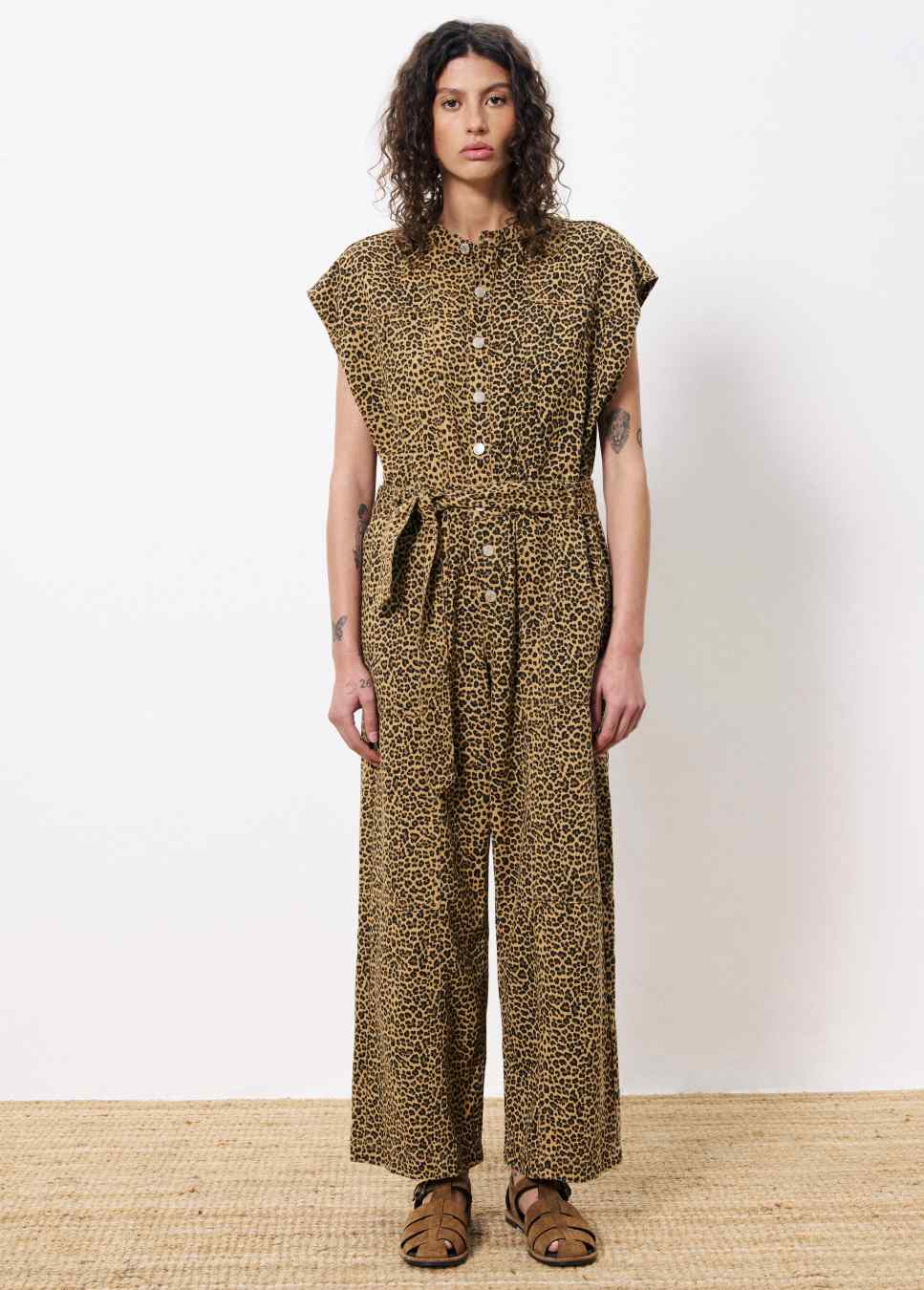 FRNCH Scheila jumpsuit luipaard print met strikceintuur zonder mouwen op model