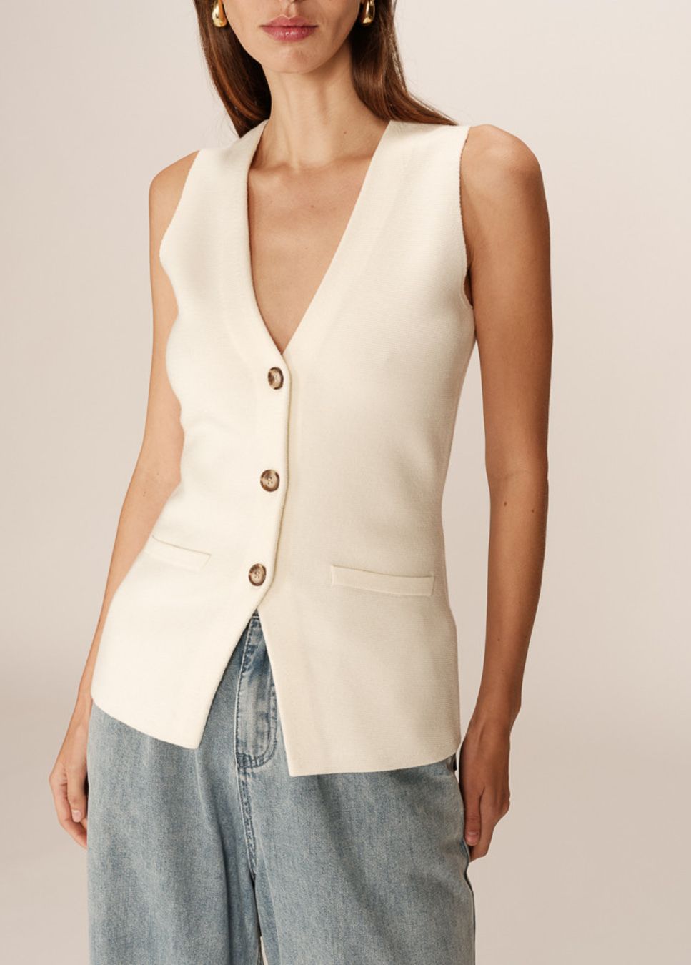 Grace en mila gilet panama beige, ecru voor aanzicht op model