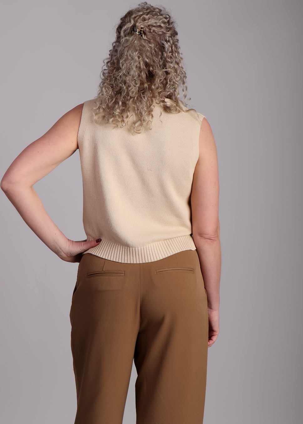 achterkan van het grace & mila fijn gebreid gilet pancake, beige