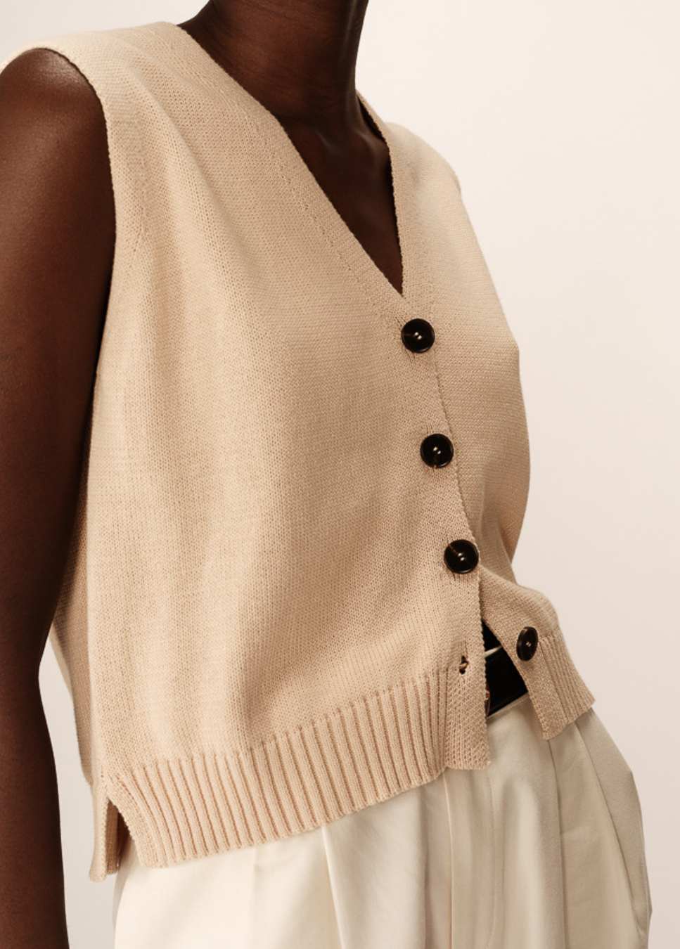 close up van de grace en mila pancake beige gilet, vest