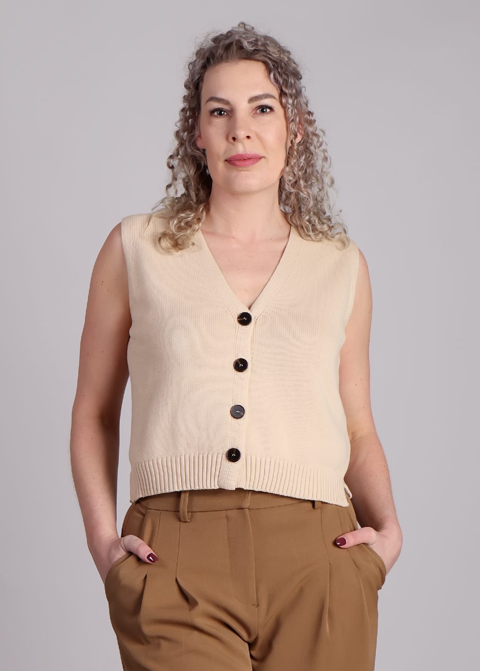 grace en mila pancake gilet, vest fijn gebreid beige voorkant model