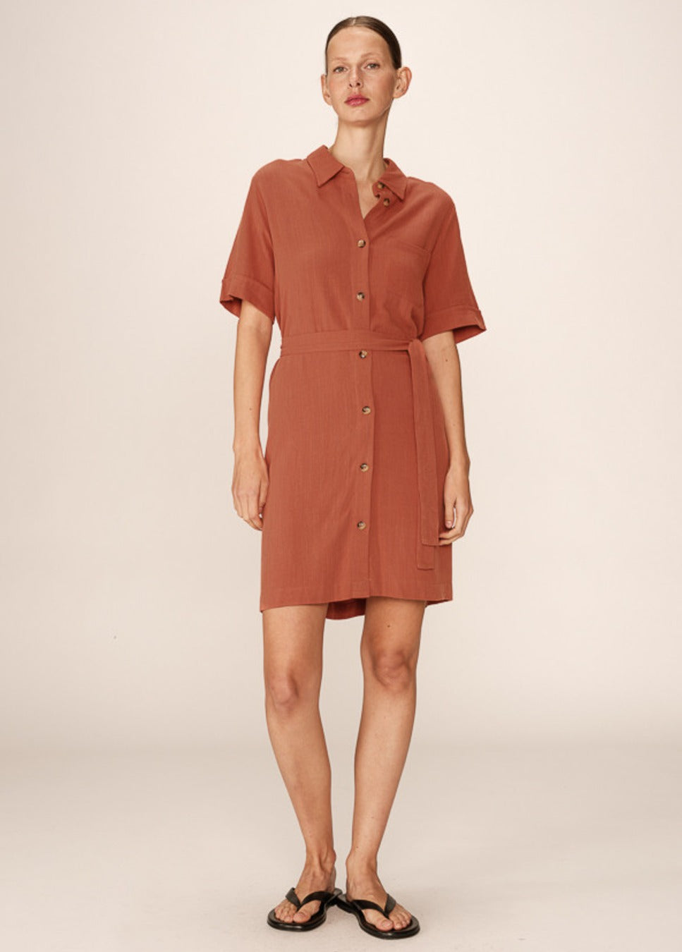 Grace en Mila paquita dress, jurk in terracotta kleur met korte mouwen