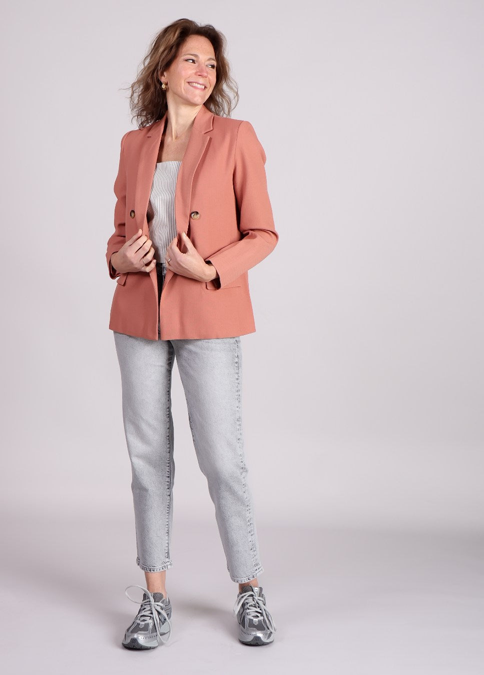 terracotta grace en mila blazer parfaite gecombineerd met jeans