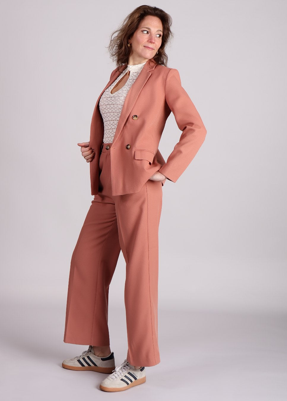 Grace & Mila parfaite terracotta blazer zijaanzicht op model