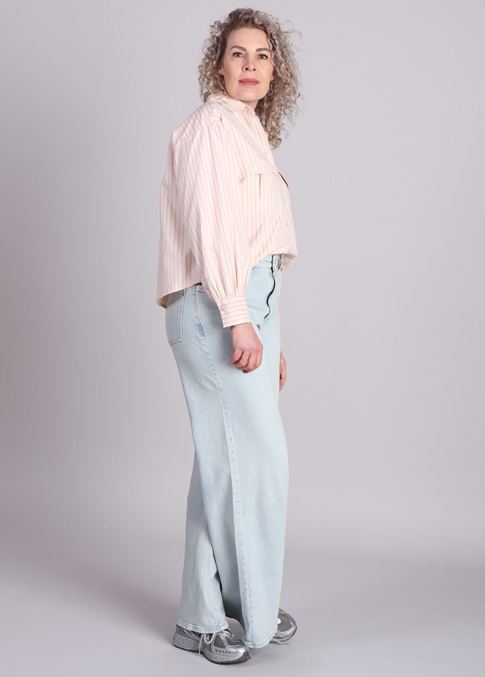 Grace & Mila phoebe shirt, gestreepte blouse in het roze op model zijkant