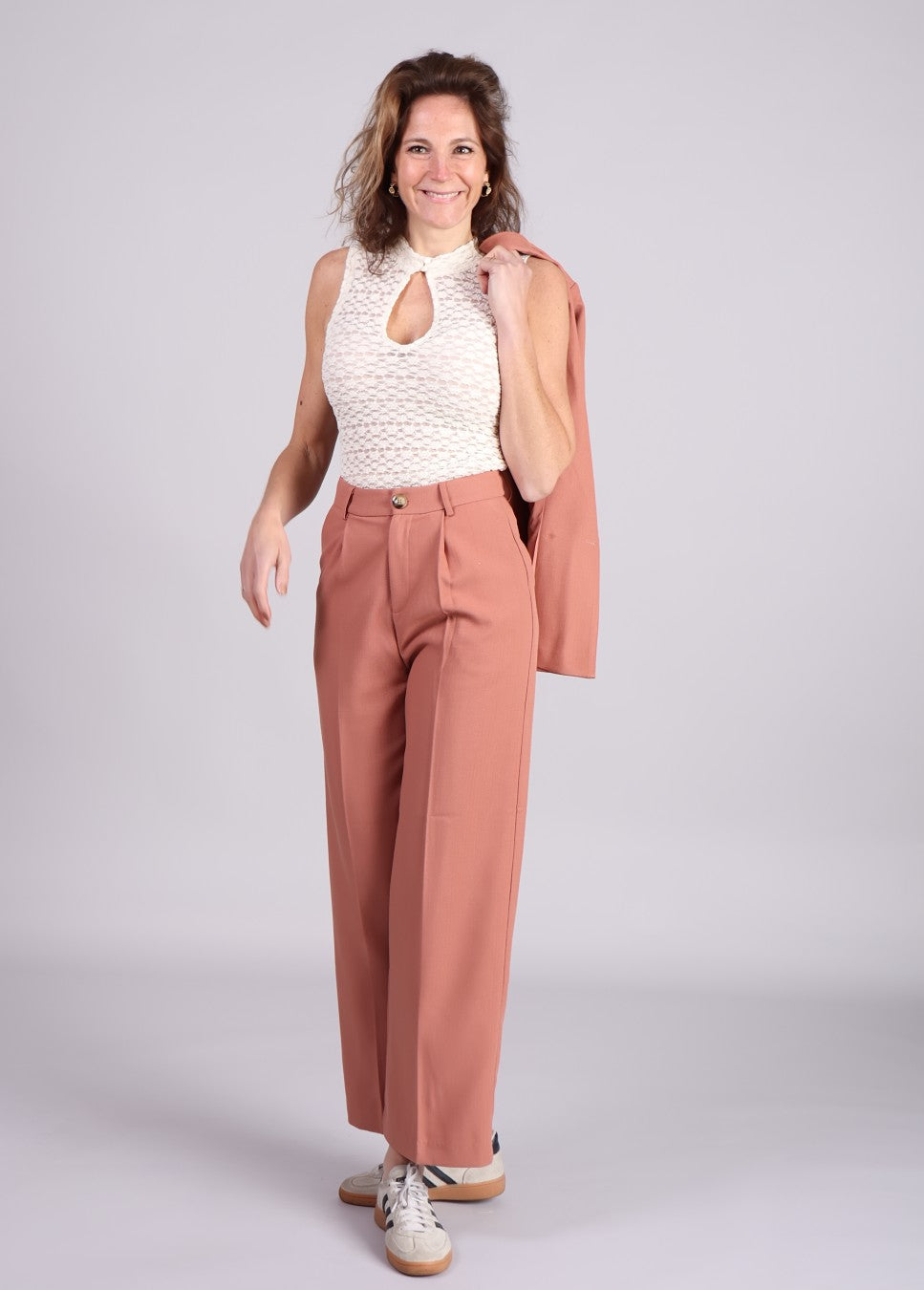 Grace & Mila Pierre pants broek met bandplooi in de kleur terracotta op model met witte top