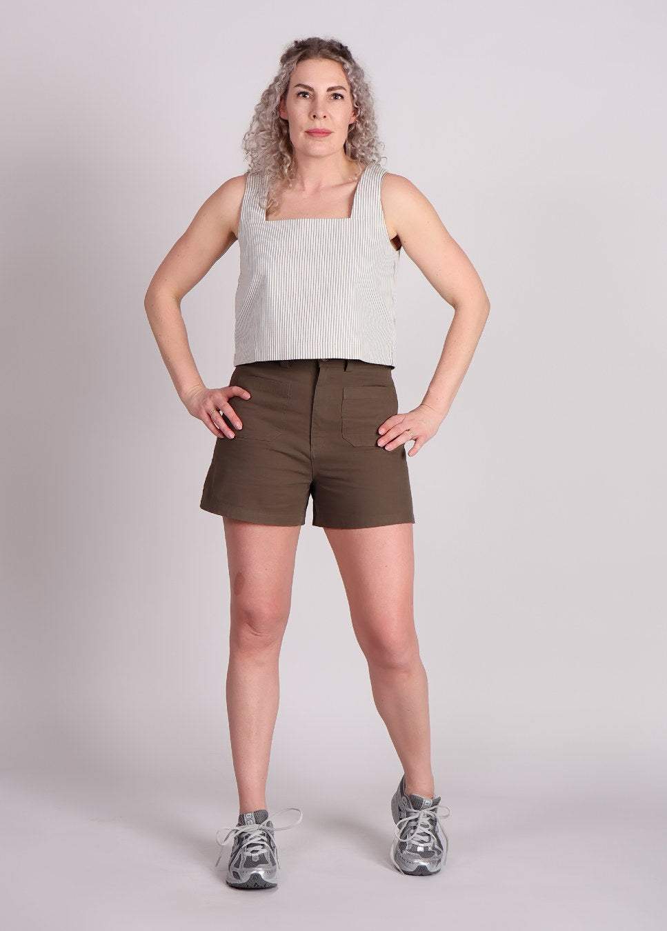 Grace en Milo short pino met streep top op model short in kaki kleur