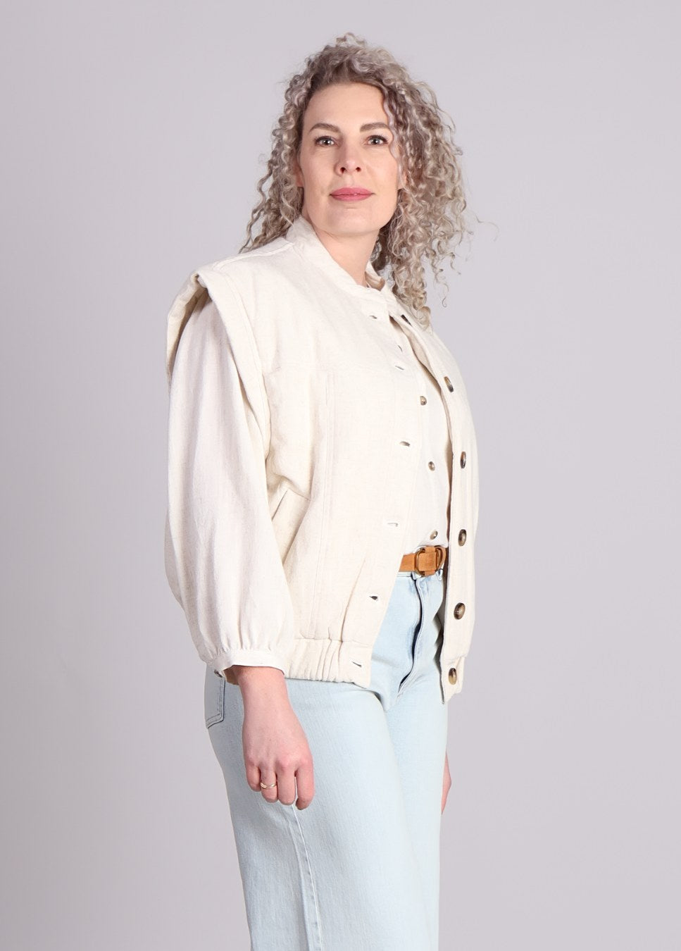 grace en mila placide jacket, vest met knopen beige zonder mouwen op model.