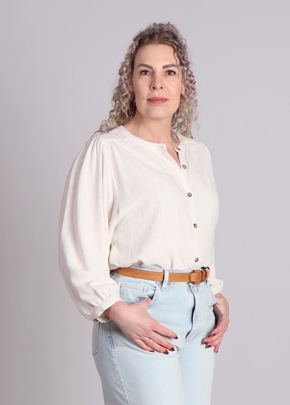 grace & mila portrait blouse beige van kleur met driekwart mouwen. 