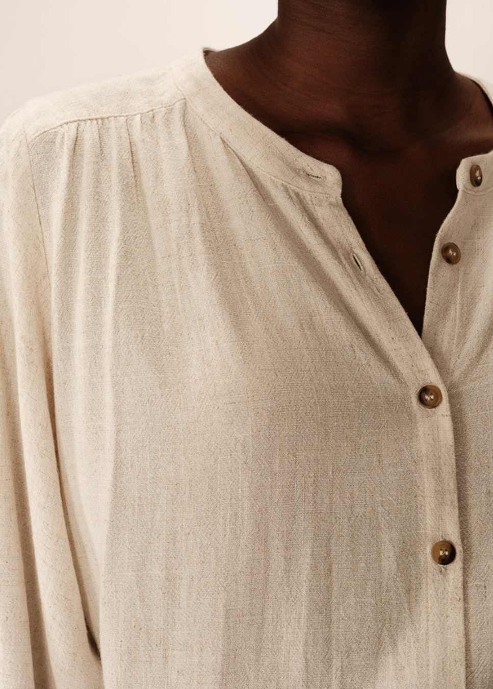 portrait blouse grace & mila beige van kleur, close up