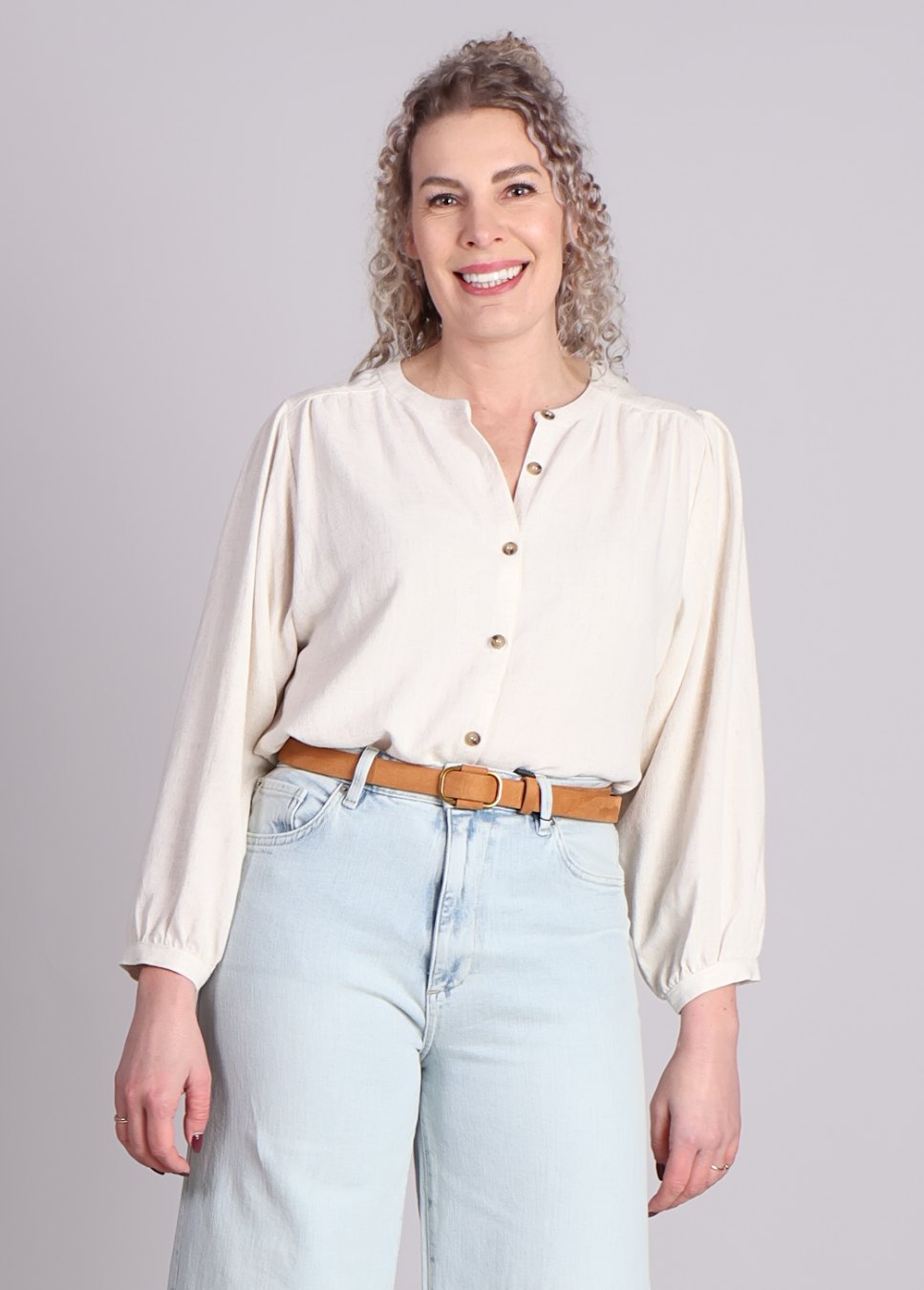 Grace en Mila portait blouse met lange mouwen beige van kleur