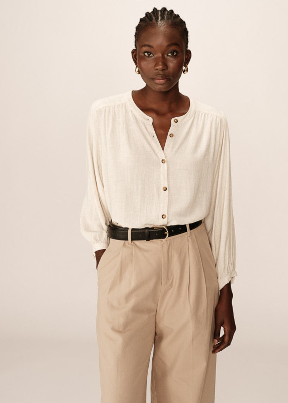 Grace en Mila portait blouse met lange mouwen beige van kleur