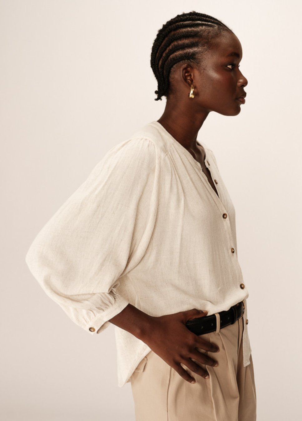 grace & mila portrait blouse beige van kleur met driekwart mouwen. 