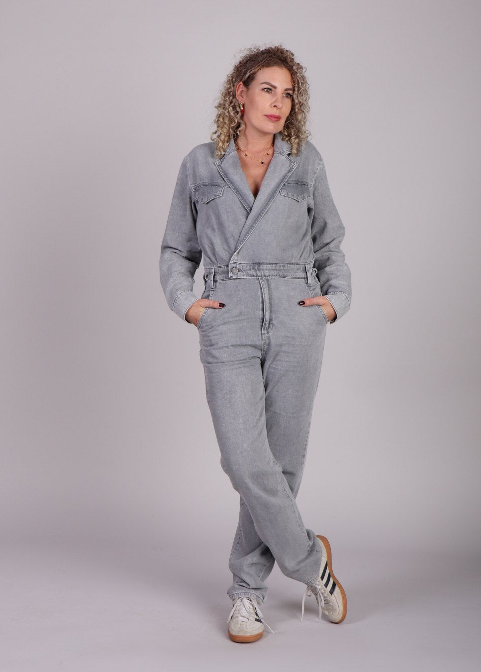 grijze denim homage jumpsuit cross over op model met sneakers